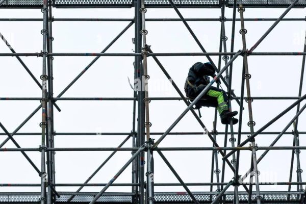 gerustbauer-bei-der-arbeit-eine-grosse-geruste-arbeiten-in-grosser-hohe-deutschland-ra4f9c